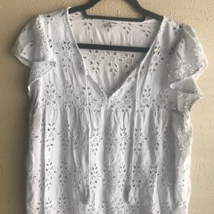 Eyelet flutter sleeve ON top